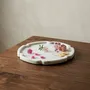 Objets de décoration - Planche en marbre blanc avec contour, pétales - BE HOME