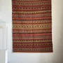 Tapis contemporains - Grand tapis indien à bandes rouges jaune et blanches frises 185x136 - OFFICE OBJETS