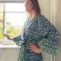 Vêtements de nuit - Peignoir kimono long Strawberry Thief Blue - Fabriqué en tissu Liberty - LIME TREE DESIGN