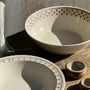 Plats et saladiers - Lot d'un saladier et un plat circulaire frise marron vintage D28 - OFFICE OBJETS