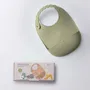 Repas pour enfant - Bavoir en silicone Roll & Lock – Pistache - MINIWARE AB