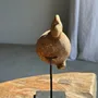 Sculptures, statuettes et miniatures - Petite sculpture de poule en terre cuite sur socle H20 D14 - OFFICE OBJETS