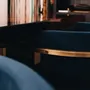 Chaises pour collectivités - Petite Chaise Julius, assise tissu COM, pied Laiton en Bronze Clair - DUISTT