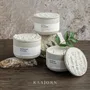 Bougies - Bougie au soja parfumée Kaajorn dans un récipient en céramique - KAAJORN