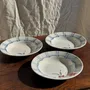Assiettes au quotidien - Lot de 3 assiettes creuses Digoin Sarreguemines bleues et fleurs roses - OFFICE OBJETS
