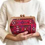 Sacs et cabas - Sac brodé baloutche rouge rubis et vert émeraude avec cadre noyer - DASTHAA