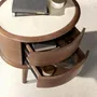 Tables de nuit - Table de chevet en noyer avec plateau en cuir couleur crème - ANGEL CERDÁ