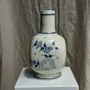 Vases - Grand vase en faïence blanche décor bleu O. HIPER H29 D15 - OFFICE OBJETS