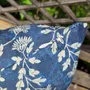 Coussins - Taie d'oreiller Hannes bleu indigo à imprimé bloc, 100 % lin - NORRAVILLA