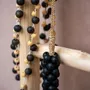 Objets de décoration - Les perles en bois avec pompon en coton - noires - BAZAR BIZAR LIVING