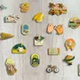 Accessoires de déco extérieure - Collection Pin's voyages - AVENTURA ÉDITIONS