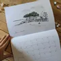 Range-tout - Calendrier mural 2027 illustré – D'île en île - A3 - TABLE À CARTES