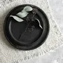 Plats et saladiers - L'Assiette En Terre Cuite Brûlée - Noir - S - BAZAR BIZAR LIVING