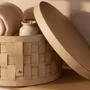 Corbeilles - Panier de rangement décoratif rond en cuir régénéré couleur sable avec couvercle - ANGEL CERDÁ