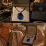 Bijoux - Pendentif en chêne noir et résine – ovale, 37x28x6 mm – Oval Bleu - GLASS4CANDLES