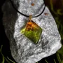 Bijoux - Pendentif en ambre et résine – losange, 37x26x6 mm – Rêverie Émeraude - GLASS4CANDLES