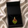 Bijoux - Pendentif en ambre et résine – losange, 37x26x6 mm – Rêverie Émeraude - GLASS4CANDLES