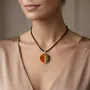 Bijoux - Pendentif en chêne noir ancien et feuille dorée – cercle – Ère Dorée - GLASS4CANDLES