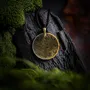 Bijoux - Pendentif en chêne noir ancien et feuille dorée – cercle – Ère Dorée - GLASS4CANDLES