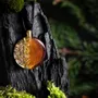 Bijoux - Pendentif en chêne noir ancien et feuille dorée – cercle – Ère Dorée - GLASS4CANDLES