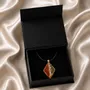 Bijoux - Pendentif en chêne noir ancien et feuille dorée – losange – Ère Dorée - GLASS4CANDLES