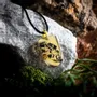 Bijoux - Pendentif en chêne noir et feuille dorée – Chronique Ancienne - GLASS4CANDLES