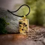 Bijoux - Pendentif en chêne noir et feuille dorée – Chronique Ancienne - GLASS4CANDLES