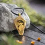Bijoux - Pendentif en chêne noir et feuille dorée, 39x24x6 mm - GLASS4CANDLES