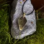 Bijoux - Pendentif en chêne noir et feuille dorée, 39x24x6 mm - GLASS4CANDLES