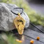 Bijoux - Pendentif en chêne noir et feuille dorée, 39x24x6 mm - GLASS4CANDLES