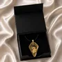 Bijoux - Pendentif en chêne noir et feuille dorée, 39x24x6 mm - GLASS4CANDLES