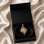 Bijoux - Pendentif en chêne noir et feuille dorée – losange – Chronique Antique - GLASS4CANDLES