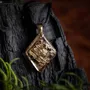 Bijoux - Pendentif en chêne noir et feuille dorée – losange – Chronique Antique - GLASS4CANDLES