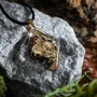 Bijoux - Pendentif en chêne noir et feuille dorée – losange – Chronique Antique - GLASS4CANDLES