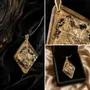 Bijoux - Pendentif en chêne noir et feuille dorée – losange – Chronique Antique - GLASS4CANDLES