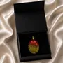Bijoux - Pendentif en chêne noir et feuille dorée – Espace Matière – haut rouge - GLASS4CANDLES