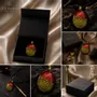 Bijoux - Pendentif en chêne noir et feuille dorée – Espace Matière – haut rouge - GLASS4CANDLES
