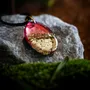 Bijoux - Pendentif en chêne noir et feuille dorée – Espace Matière – haut rouge - GLASS4CANDLES