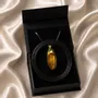Bijoux - Pendentif en ambre baltique et feuille dorée – goutte – Braise Obscure - GLASS4CANDLES