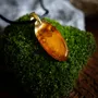 Bijoux - Pendentif en ambre baltique et feuille dorée – goutte – Braise Obscure - GLASS4CANDLES