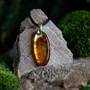 Bijoux - Pendentif en ambre baltique et feuille dorée – goutte – Braise Obscure - GLASS4CANDLES