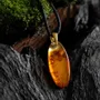 Bijoux - Pendentif en ambre baltique et feuille dorée – goutte – Braise Obscure - GLASS4CANDLES