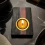Bougeoirs et photophores  - Bougeoir en chêne noir et métal doré, 30x120x80 mm – bande rouge - GLASS4CANDLES