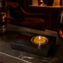Bougeoirs et photophores  - Bougeoir en chêne noir et métal doré, 30x120x80 mm – large bande rouge - GLASS4CANDLES