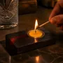 Bougeoirs et photophores  - Bougeoir en chêne noir et métal doré, 30x120x80 mm – large bande rouge - GLASS4CANDLES