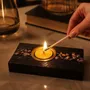 Bougeoirs et photophores  - Bougeoir en chêne noir et métal doré, 30x100x80 mm – bande horizontale - GLASS4CANDLES