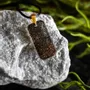 Bijoux - Pendentif en chêne noir et feuille dorée, 38x18x6 mm – Âme Ancienne - GLASS4CANDLES