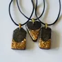 Bijoux - Pendentif en chêne noir et feuille dorée, 38x18x6 mm – Âme Ancienne - GLASS4CANDLES
