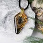 Bijoux - Pendentif en chêne noir ancien et résine – bouclier – Échos Anciens - GLASS4CANDLES