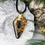 Bijoux - Pendentif en chêne noir ancien et résine – bouclier – Échos Anciens - GLASS4CANDLES